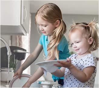 Des enfants lavant la vaisselle